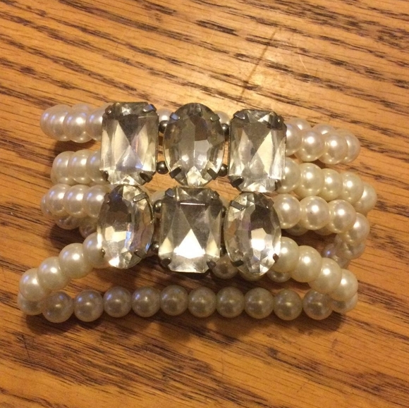 Faux pearl and rhinestone stretch bracelet - Picture 1 of 1